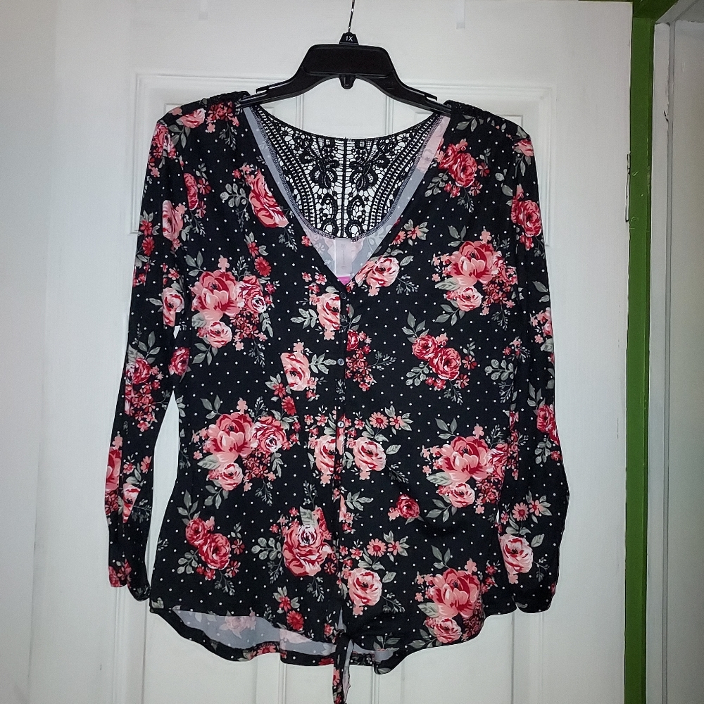 Womens no boundaries size XXXL  (21) runs small